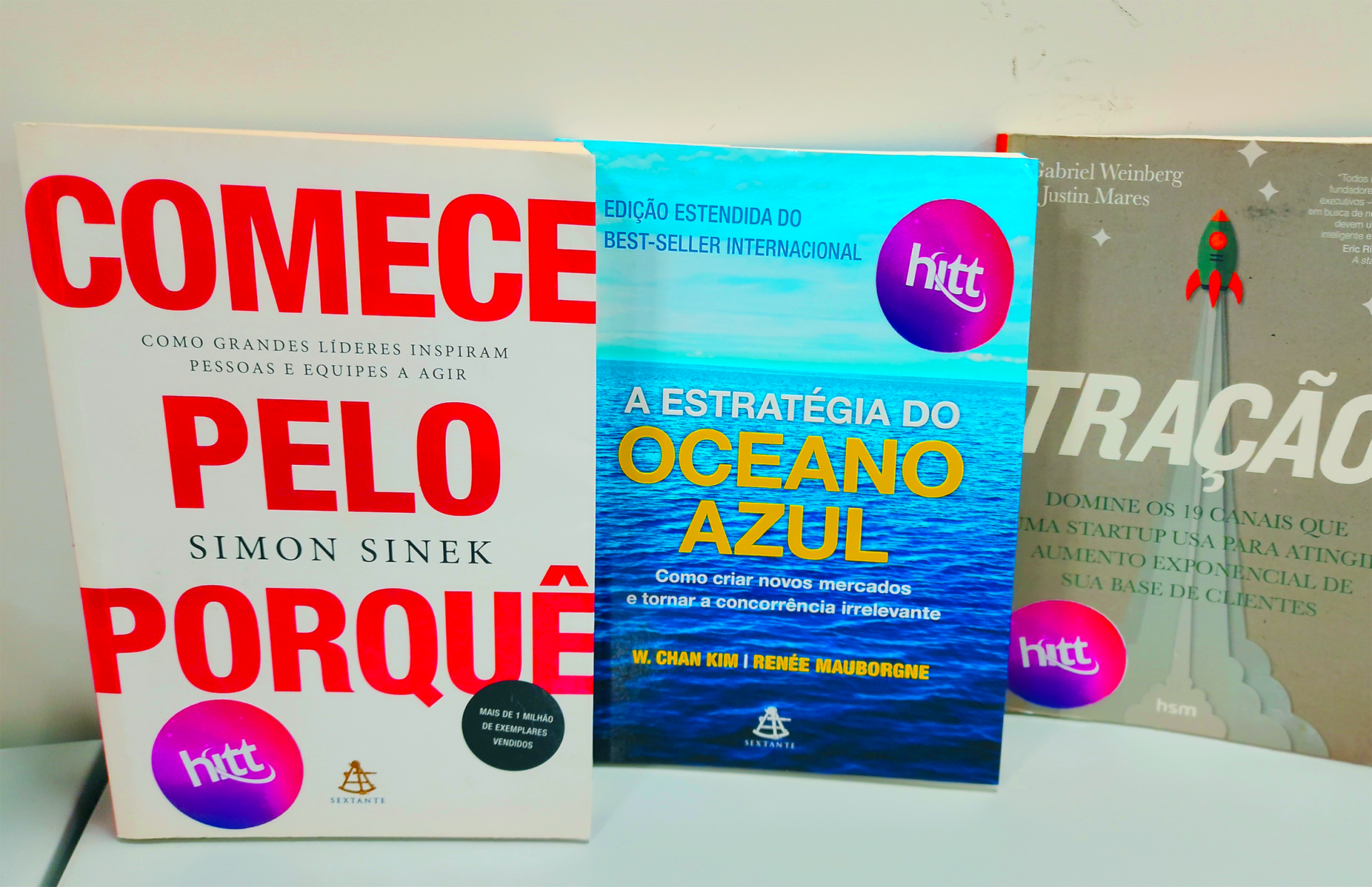 Livros doados ao HITT por Felipe Souza, voltados para o desenvolvimento de projetos de negócios e startups.