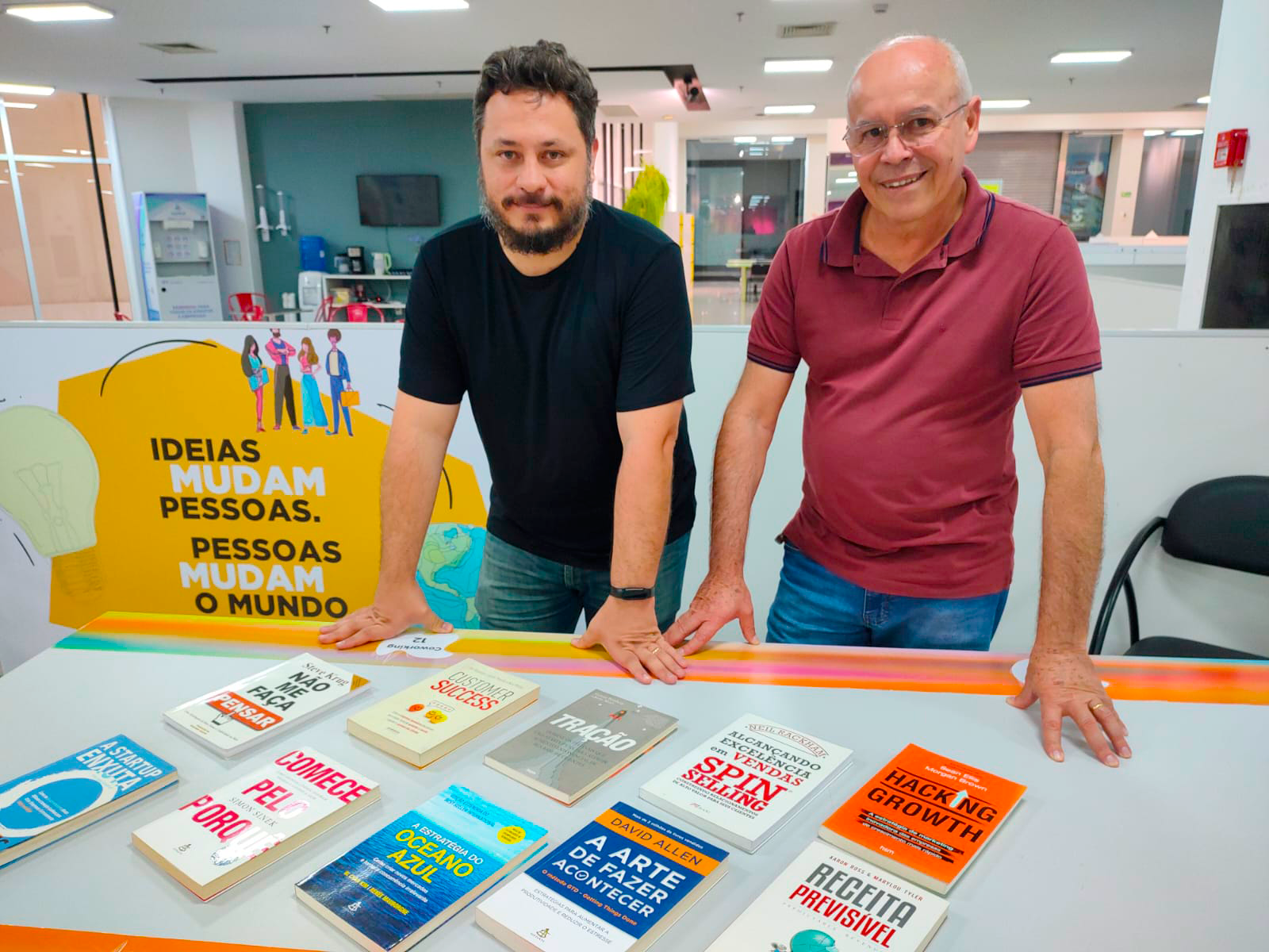 Livros doados ao HITT por Felipe Souza, voltados para o desenvolvimento de projetos de negócios e startups.